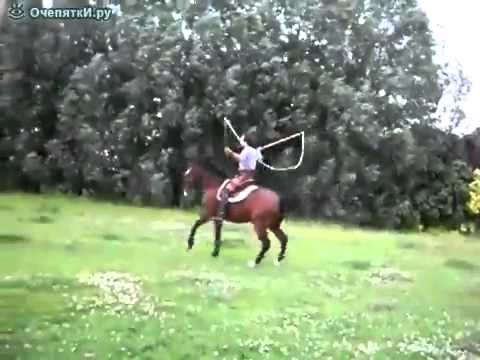 На лошади скачет через скакалку